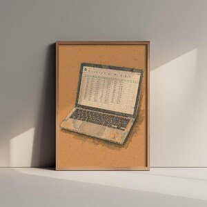 Può includere: Una stampa artistica incorniciata con un'illustrazione ad acquerello di un computer portatile aperto. Lo schermo mostra un foglio di calcolo dettagliato con righe e colonne di dati numerici. Il portatile è reso in tonalità marroni e beige tenui.