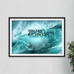 Op de afbeelding: Een ingelijste print met een surfer op een grote turquoise golf. De afbeelding heeft de tekst "YOU CAN'T STOP THE WAVES BUT YOU CAN LEARN TO SURF" in wit en blauw. De print zit in een zwart frame.
