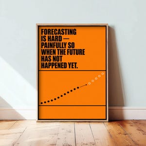 Könnte beinhalten: Ein rechteckiges gerahmtes Wandbild mit leuchtend orangefarbenem Hintergrund und schwarzem Text: FORECASTING IS HARD — PAINFULLY SO WHEN THE FUTURE HAS NOT HAPPENED YET. Unter dem Text befindet sich ein schwarzes Liniendiagramm mit Punkten.