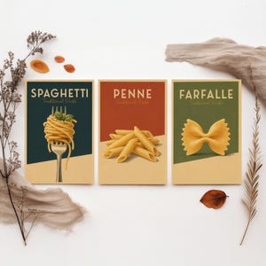 Pode incluir: Três impressões retangulares com ilustrações de massa. A primeira mostra esparguete num garfo sobre um fundo verde escuro. A segunda apresenta penne sobre um fundo cor de ferrugem. A terceira mostra farfalle sobre um fundo verde sálvia.