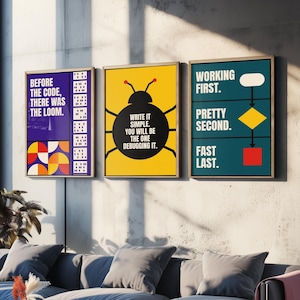 Könnte beinhalten: Drei gerahmte, rechteckige Wandbilder mit Programmierthemen. Das linke Bild ist lila mit dem Text "BEFORE THE CODE, THERE WAS THE LOOM." Das mittlere Bild ist gelb mit einem schwarzen Käfer und dem Text "WRITE IT SIMPLE. YOU WILL BE THE ONE DEBUGGING IT." Das rechte Bild ist blaugrün mit einem Flussdiagramm und dem Text "WORKING FIRST. PRETTY SECOND. FAST LAST."