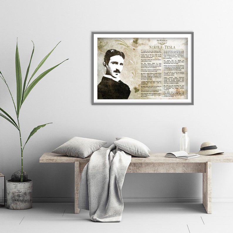 K&ouml;nnte beinhalten: Ein gerahmter Druck von Nikola Tesla, einem ber&uuml;hmten Erfinder und Ingenieur, mit einem Zitat &uuml;ber die Bedeutung von Fantasie und die Kraft des Geistes. Der Druck hat einen Vintage-Look mit einem braunen und wei&szlig;en Farbschema.
