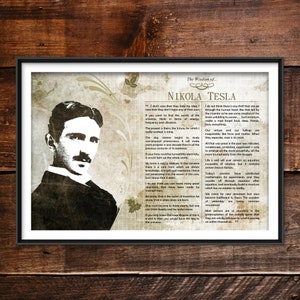 K&ouml;nnte beinhalten: Ein Schwarzwei&szlig;portr&auml;t von Nikola Tesla, einem ber&uuml;hmten Erfinder und Ingenieur, mit einem Zitat von ihm &uuml;ber die Bedeutung von Erfindungen und die Geheimnisse des Universums. Das Zitat ist auf einem strukturierten Hintergrund mit einem floralen Design gedruckt.