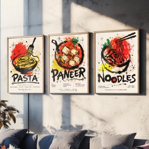 Puede incluir: Tres láminas enmarcadas con ilustraciones de comida. Las láminas presentan las palabras "Pasta", "Paneer" y "Noodles". Cada lámina tiene un diseño único con colores vibrantes y una estética vintage, perfectas para una cocina o comedor.