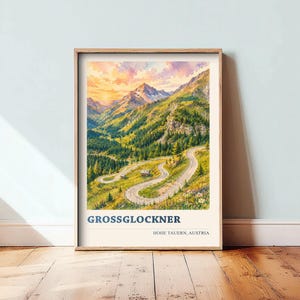 以下が含まれることがあります： オーストリアのホーエ・タウエルンにあるグロースグロックナー山脈の水彩画風風景が描かれた額入りアートプリント。緑の斜面、松の木、岩だらけの山頂を通り抜ける曲がりくねった道と、夕暮れ時の空が描かれています。