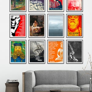 Peut inclure: Un int&eacute;rieur de salon avec un canap&eacute; gris et une table basse en bois. Le mur est d&eacute;cor&eacute; de neuf impressions encadr&eacute;es pr&eacute;sentant des citations inspirantes et des &oelig;uvres d'art. Les impressions comprennent des images d'un navire, d'un homme barbu, d'une femme en robe et d'une statue de Bouddha.