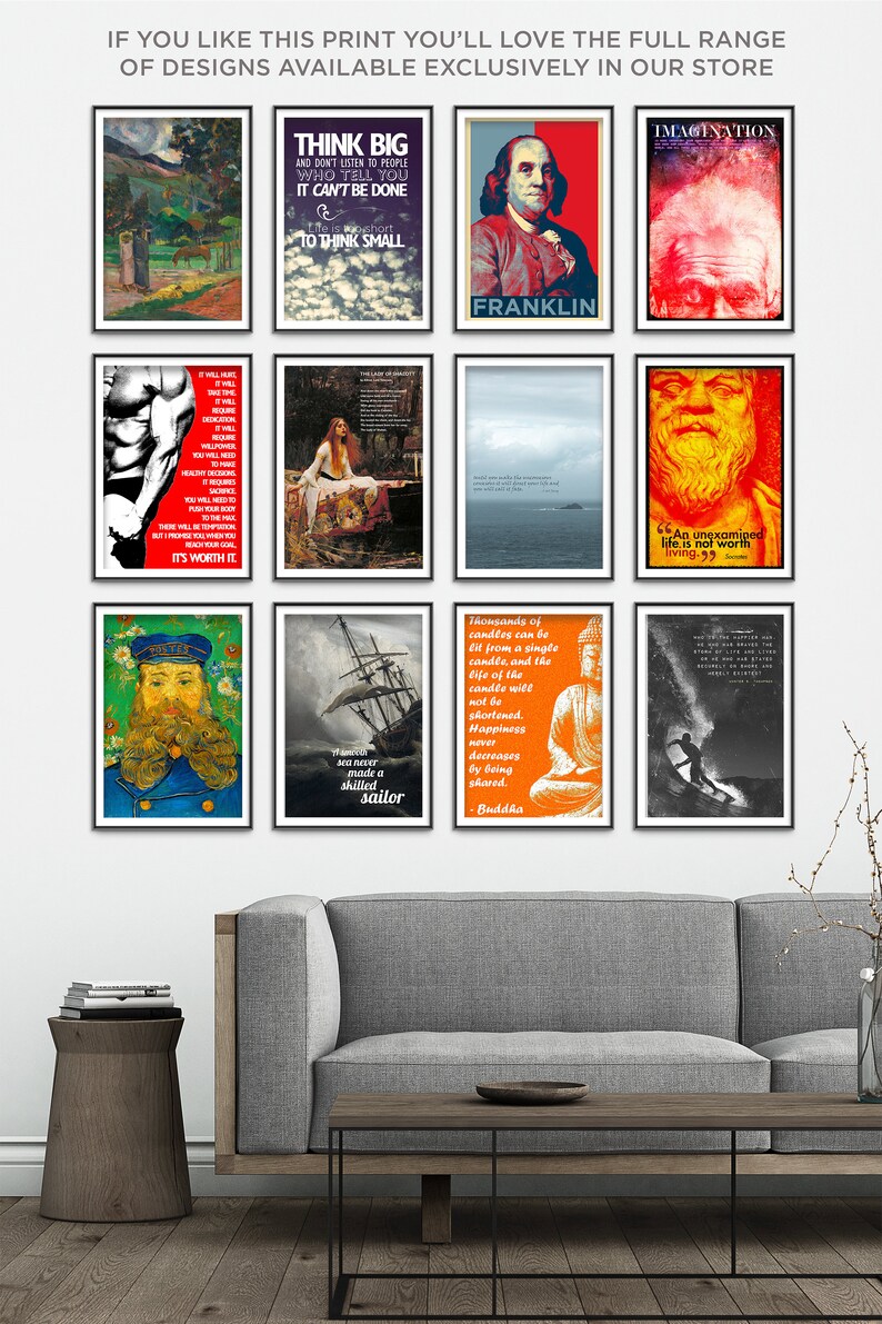 Peut inclure: Un int&eacute;rieur de salon avec un canap&eacute; gris et une table basse en bois. Le mur est d&eacute;cor&eacute; de neuf impressions encadr&eacute;es pr&eacute;sentant des citations inspirantes et des &oelig;uvres d'art. Les impressions comprennent des images d'un navire, d'un homme barbu, d'une femme en robe et d'une statue de Bouddha.