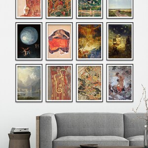 Pu&ograve; includere: Un collage di nove stampe artistiche incorniciate che presentano una variet&agrave; di stili e soggetti, tra cui paesaggi, scene religiose e arte astratta. Le stampe sono esposte su una parete bianca sopra un divano grigio e un tavolino da caff&egrave; in legno.