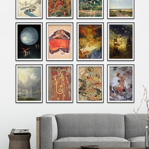 Op de afbeelding: Een collage van 12 ingelijste kunstprints die aan een witte muur worden getoond boven een grijze bank en een houten salontafel. De prints tonen een verscheidenheid aan stijlen en onderwerpen, waaronder landschappen, portretten en abstracte kunst.