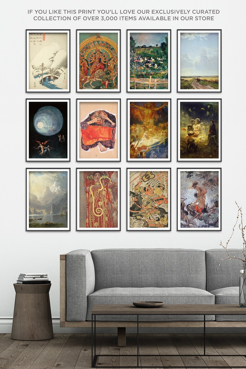 Op de afbeelding: Een collage van 12 ingelijste kunstprints die aan een witte muur worden getoond boven een grijze bank en een houten salontafel. De prints tonen een verscheidenheid aan stijlen en onderwerpen, waaronder landschappen, portretten en abstracte kunst.