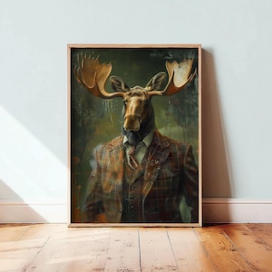 Può includere: Una stampa artistica incorniciata raffigurante un alce con grandi corna che indossa una giacca a quadri marrone e arancione, una camicia con colletto e una cravatta. L'alce è ritratto su uno sfondo scuro e boscoso dai toni verdi e marroni.