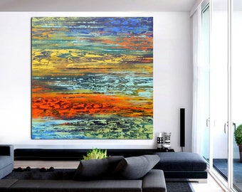 Op de afbeelding: Abstract schilderij met horizontale strepen in tinten van blauw, groen, geel, oranje en rood. Het schilderij wordt getoond aan een muur in een moderne woonkamer.