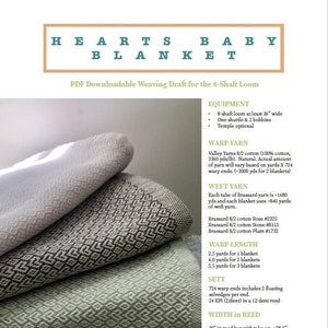 Puede incluir: Un esquema de tejido para una manta de bebé con un patrón de diamante. El esquema incluye instrucciones para el telar de 8 lizos, hilo de urdimbre, hilo de trama, longitud de la urdimbre, trama, ancho en el telar y dimensiones terminadas. La manta terminada mide 66 cm por 96,5 cm.