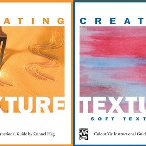 Op de afbeelding: Twee instructiehandleidingen voor het creëren van texturen met behulp van verf. De eerste handleiding toont een vork die lijnen maakt in een gouden verf. De tweede handleiding toont een zachte, roze en blauwe aquarelwas. Beide handleidingen zijn getiteld "Texturen creëren" en maken deel uit van de Colour Vie-instructiehandleidingenreeks van Gunnel Hag.