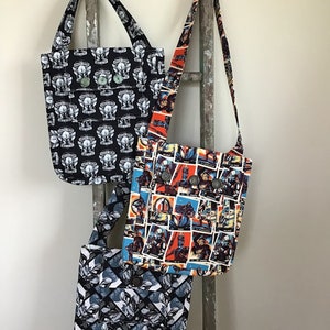 Puede incluir: Tres bolsas de tela con diferentes patrones. Las bolsas est&aacute;n colgadas de una escalera de madera. Las bolsas son todas de color negro y blanco con una variedad de dise&ntilde;os gr&aacute;ficos.