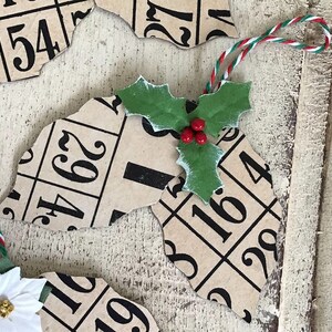 Ornements festifs de houx, recyclage de carte de bingo vintage, étiquettes de cadeau faites à la main, accessoires d'emballage, cuir de liège durable
