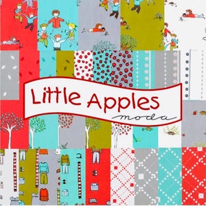 Peut inclure: Une collection de tissus appelée "Little Apples moda" présentant une variété de motifs, notamment des pommes rouges, des arbres, des enfants qui jouent et des motifs géométriques en rouge, vert, bleu et gris.