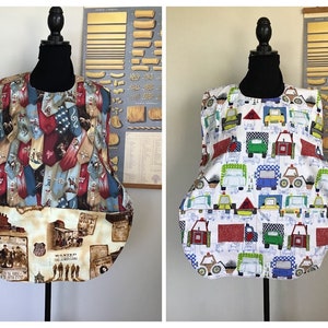 Peut inclure: Deux bavoirs sans manches avec une poche sur le devant. Le bavoir de gauche a un motif de cravates et de scènes western. Le bavoir de droite a un motif de camions et de voitures colorés.