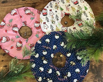 Minifalda para árbol de Navidad, hecha a mano, acolchada, para mesa, decoración navideña, 30 cm, confeccionada con tela con licencia de Hello Kitty.