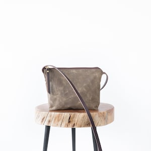 Bolso Joey de lona encerada, roble oscuro, bolso bandolera de lona encerada para el día a día, bolso minimalista, bolso bandolera pequeño, bolso impermeable