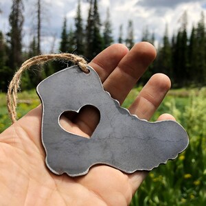 Hiking Boot Ornament with heart Metal Raw Steel Christmas Tree Decoration Gift Explore Hike Wander Adventure Outdoor Enthusiast Saunter afbeelding 2