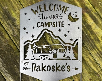 Bienvenue sur notre panneau de camping avec nom personnalisé fabriqué à partir de remorque de voyage pour pare-chocs en acier brut Camping en montagne