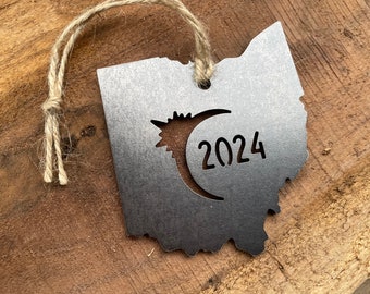 Ornement commémoratif en métal Ohio Eclipse Totality 2024 fabriqué à partir d'acier brut Cadeau d'anniversaire Chalet rustique Noël