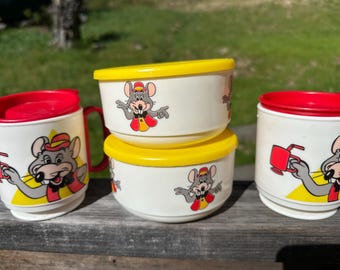 Vintage Chuck E. Cheese Plastic Dish Set – 2 Mugs, 2 Bowls with Lids