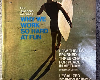 Może przedstawiać: Wydanie magazynu LOOK z 29 lipca 1969 roku z okładką przedstawiającą osobę idącą po plaży z deską surfingową. Tekst na okładce: Our American madness: WHY WE WORK SO HARD AT FUN, HOW THE U.S. SPURNED THREE CHANCES FOR PEACE IN VIETNAM oraz LEGALIZED PORNOGRAPHY? What happened when the Danes tried it.