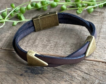 Leather Bangle Bracelet // Casual Bangle // Unisex Jewelry // Magnetic Clasp // Antiques Brass Clasp // Leather Wrist Band // Mens or Ladies