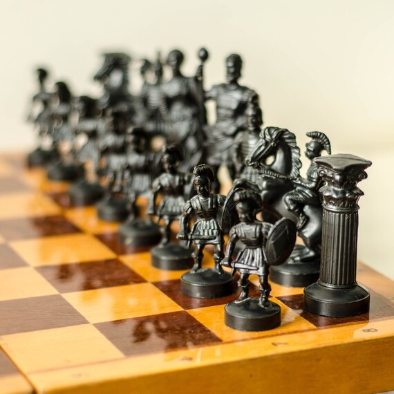 ヴィンテージ古代ローマチェスセット：大きなチェスの駒と木製ボード