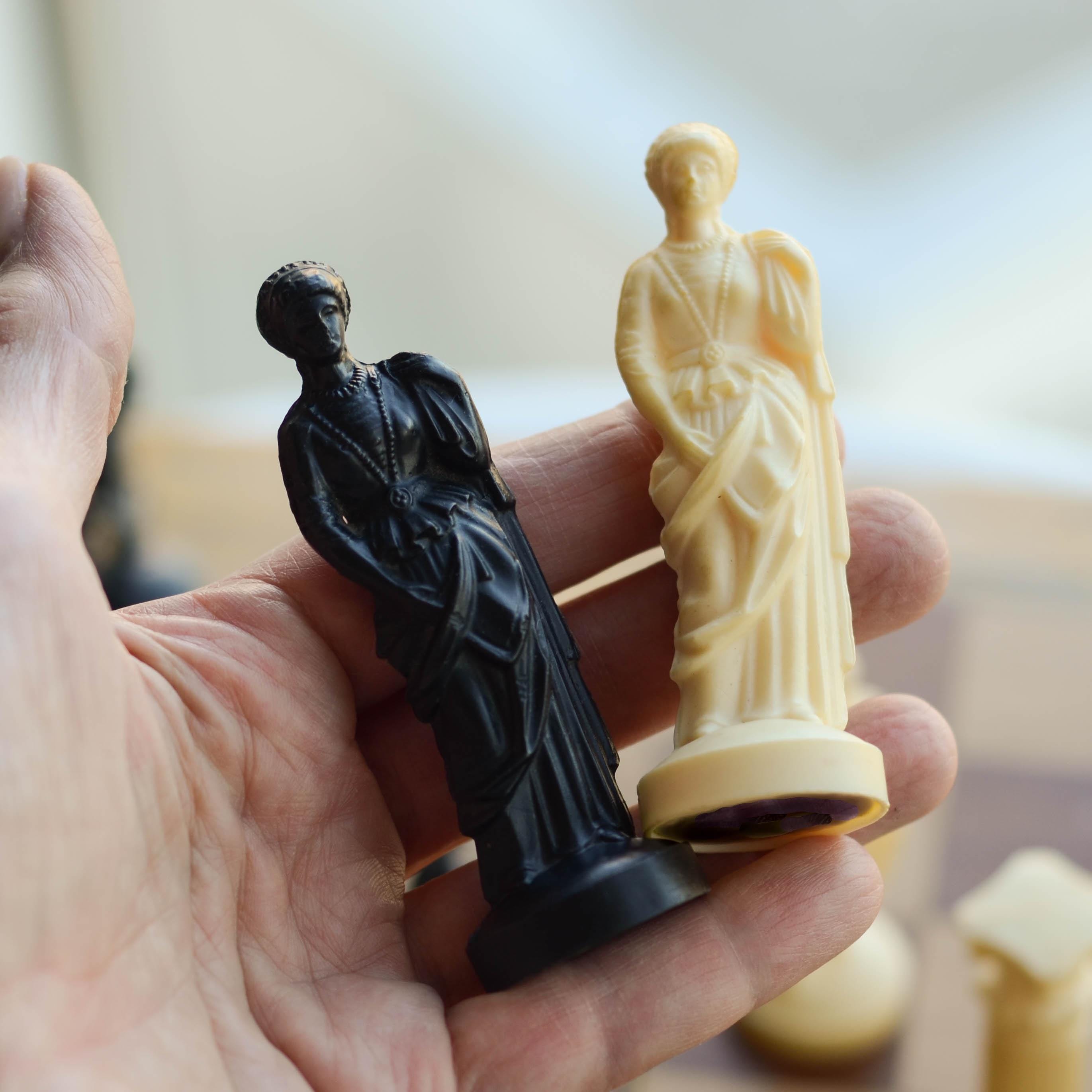 ヴィンテージ古代ローマチェスセット:大きなチェスの駒と木製ボード ヴィンテージ古代ローマチェスセット:大きなチェスの駒と木製ボード