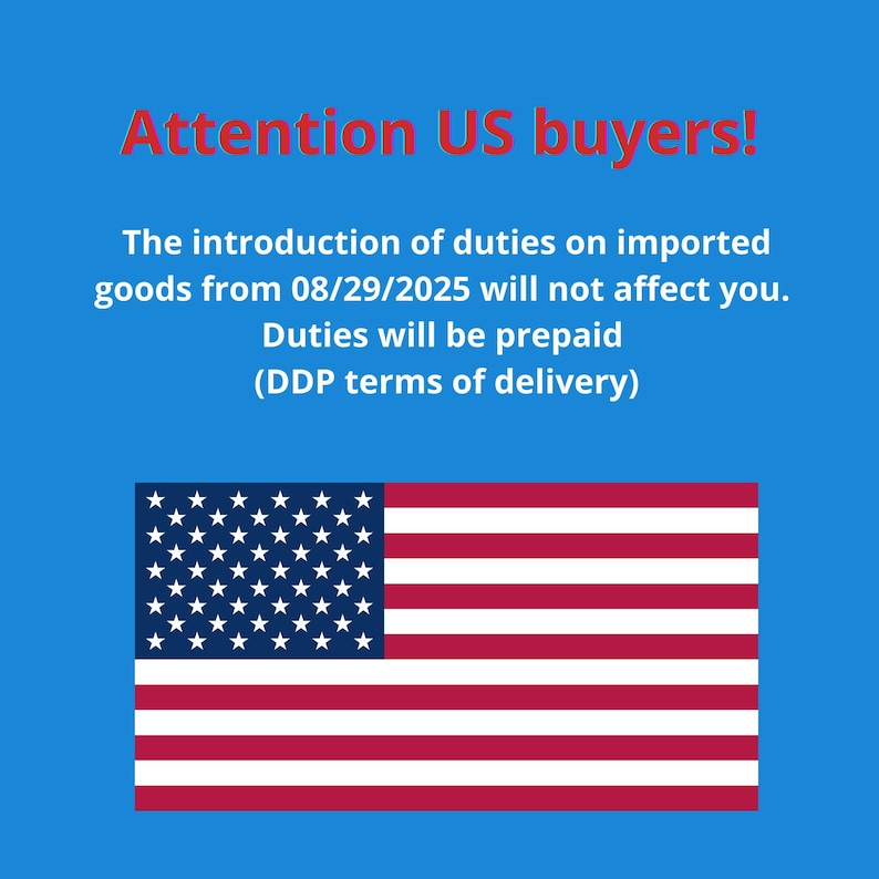 Op de afbeelding: Een blauwe afbeelding met de tekst: Attention US buyers! The introduction of duties on imported goods from 29-08-2025 will not affect you. Duties will be prepaid (DDP terms of delivery). Onder de tekst staat de vlag van de Verenigde Staten.