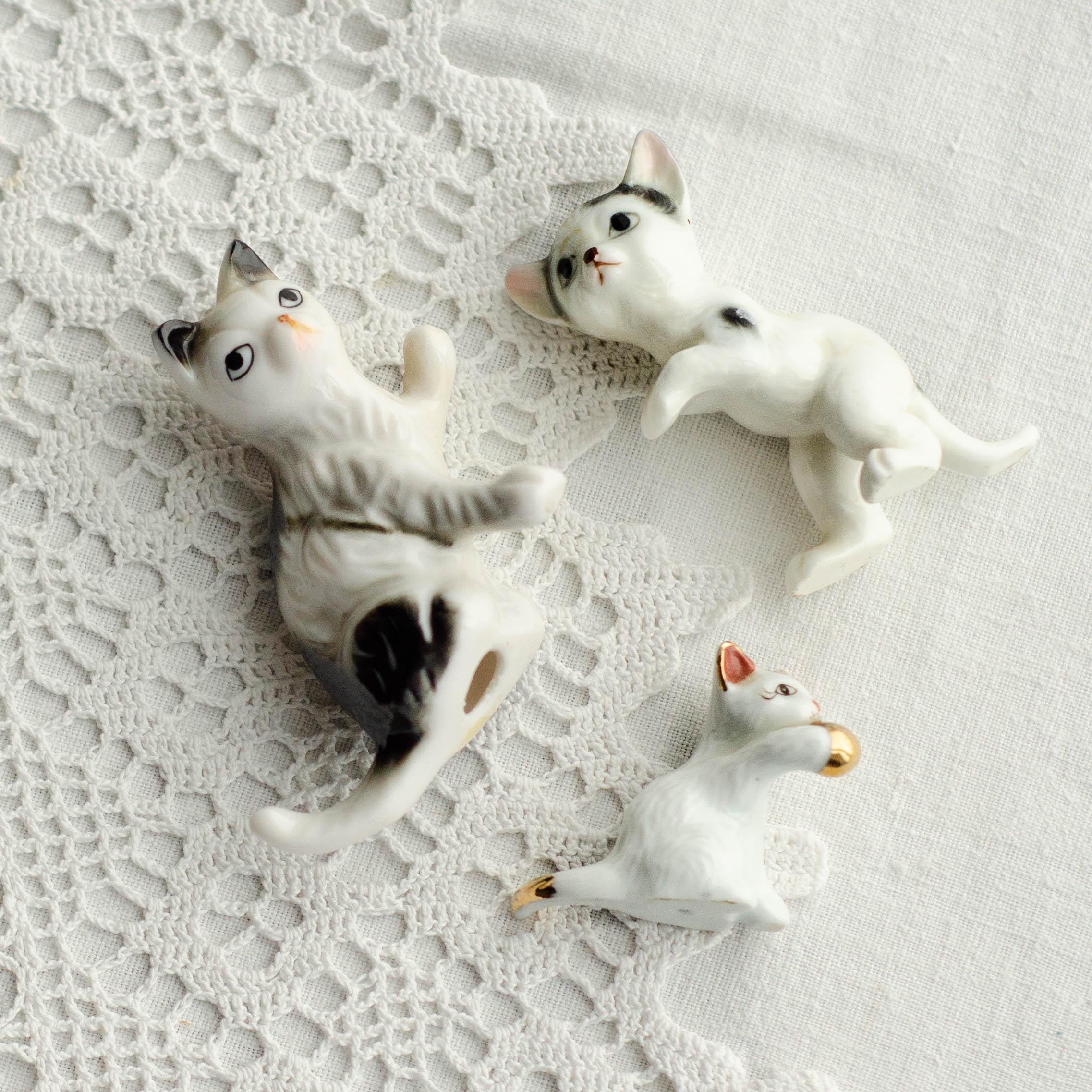 手描きのヴィンテージミニ猫の置物、ミニチュア陶器のシャム猫の像