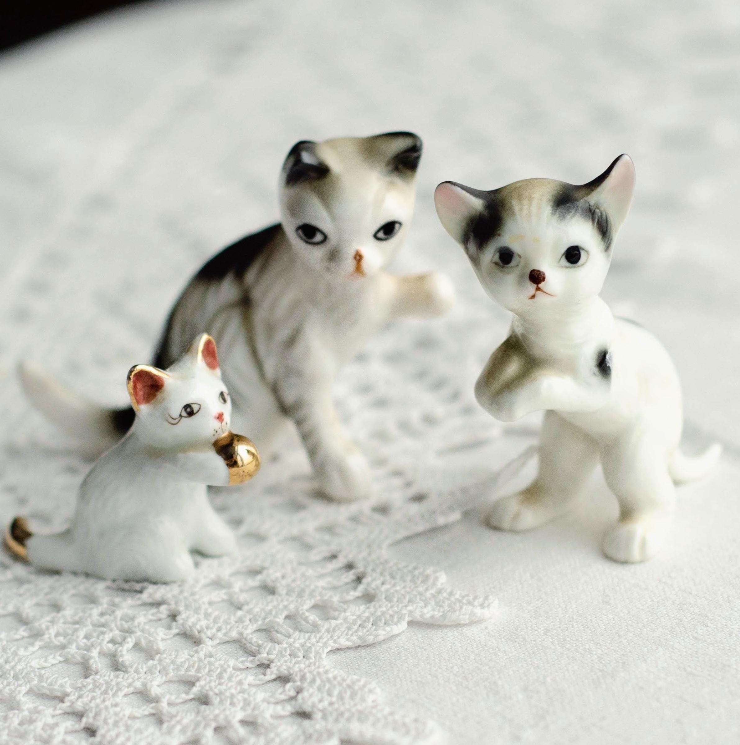 手描きのヴィンテージミニ猫の置物、ミニチュア陶器のシャム猫の像