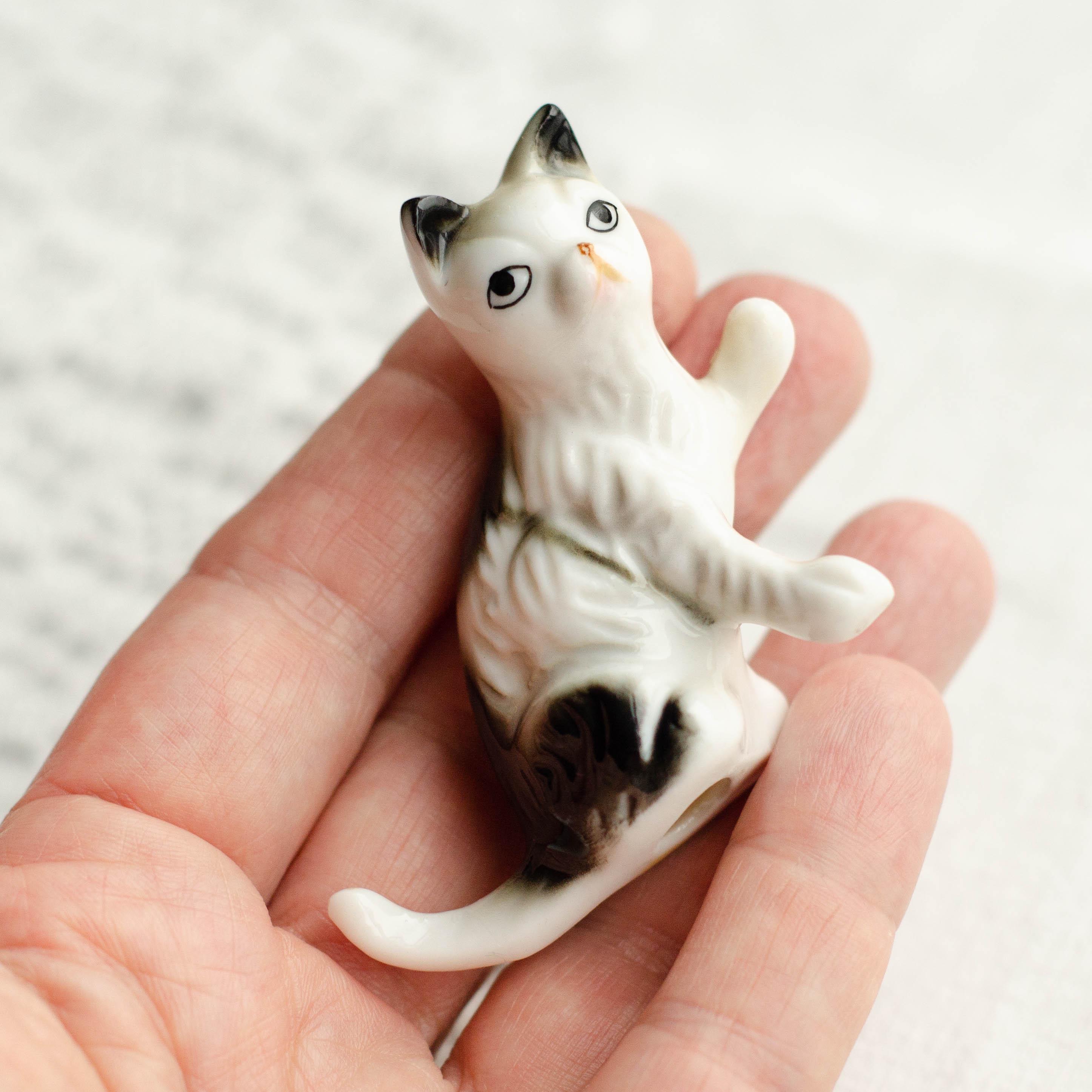手描きのヴィンテージミニ猫の置物、ミニチュア陶器のシャム猫の像
