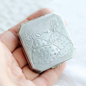 Pastillero vintage de danza folklórica, mini contenedor para guardar medicamentos, regalo único para profesores de danza de Ucrania.