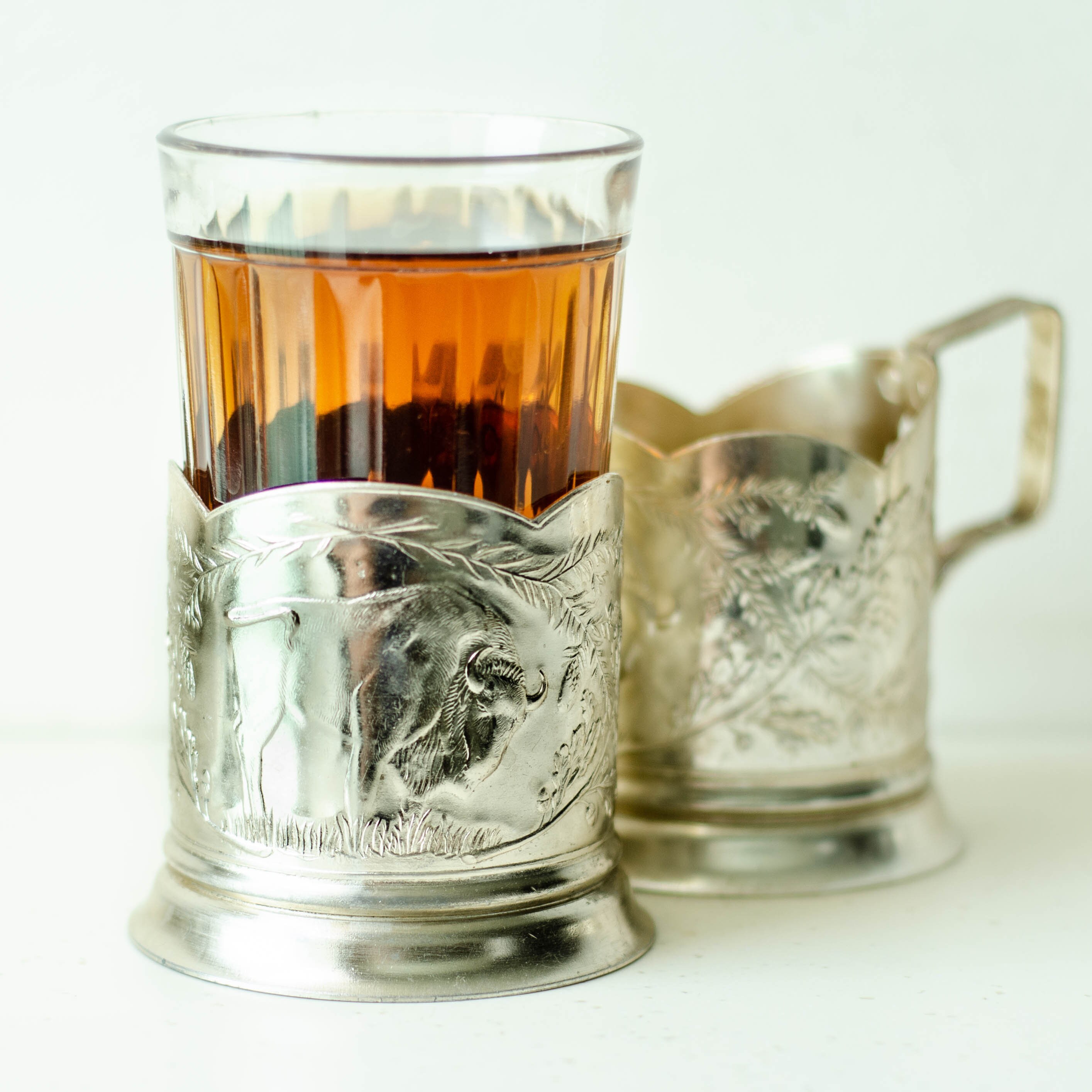 podstakannik bison print, porte-gobelet en verre et métal, accessoires de thé d'ukraine