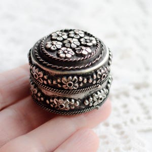 Vintage DAISY FLOWERS pill box with lid, Functional pillbox, Medicine storage gifts for grandma
