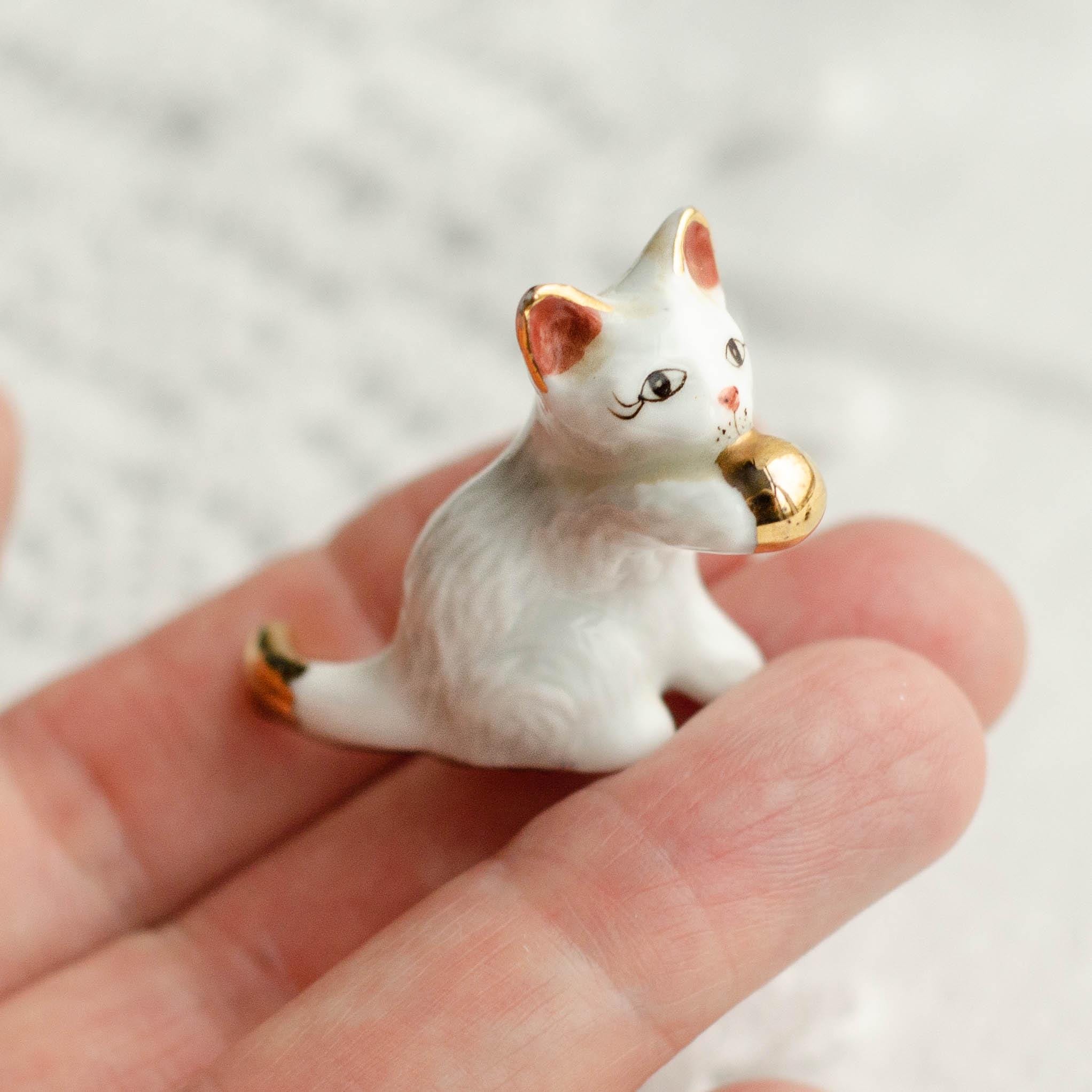 手描きのヴィンテージミニ猫の置物、ミニチュア陶器のシャム猫の像