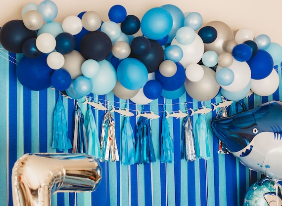 Kit Décoration Anniversaire Requin - 84 Pièces : Ballons, Bannière, Nappe, Assiettes - Thème Bébé Requin