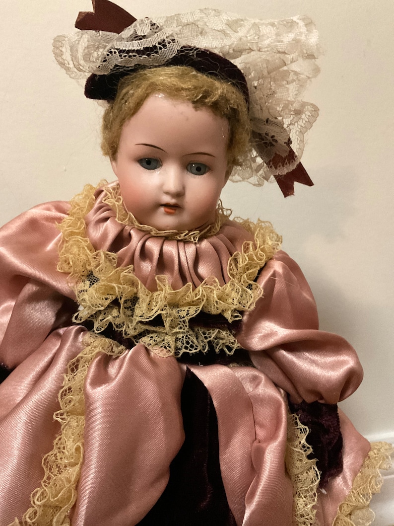 MIGNONNETTE POUPÉE ANCIENNE tête porcelaine costume folklorique, haut 13,5 cm EUR 15,00 - FR