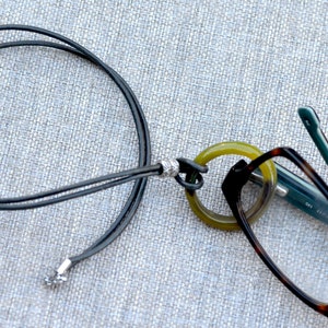 Cordón para gafas. Portagafas con lazo de ágata musgosa. Portagafas con cordón de cuero verde. Cordón para gafas. Moda para gafas.