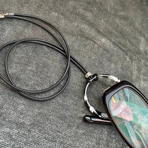 Tortoise eyeglass necklace holder. Acrylic ring glasses lanyard.  Black and  white glosses holder. Unisex leather cord  glasses lanyard.