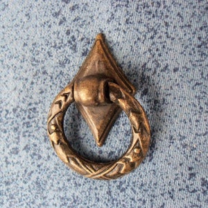 Può includere: Una maniglia per armadio in bronzo decorativo con una maniglia ad anello e una piastra posteriore a forma di diamante.