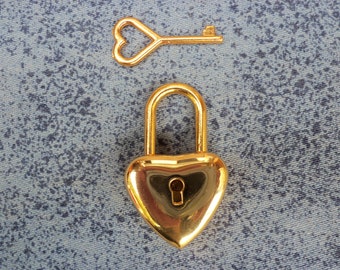 ジバンシィ ヴィンテージ ハートロック ブローチ GIVENCHY ゴールド Vintage GIVENCHY Gold-tone Heart Padlock Logo Brooch. Embossed