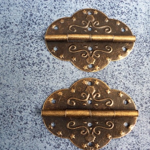 2 decoratieve scharnieren 70 mm x 55 mm metaalkleur antiek messing p46 p