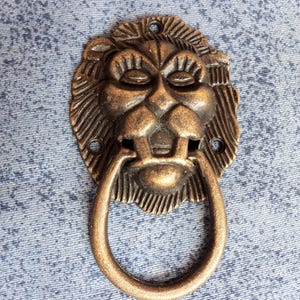 metal furniture handle in the shape of a lion's head, 40 mm x 65 mm, r84