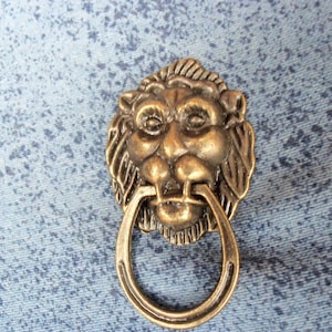 metal furniture handle in the shape of a lion's head, 28 mm x 48 mm, r66
