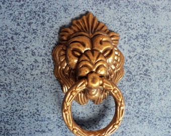 plastic furniture handle in the shape of a lion's head, 43 mm x 70 mm, r85